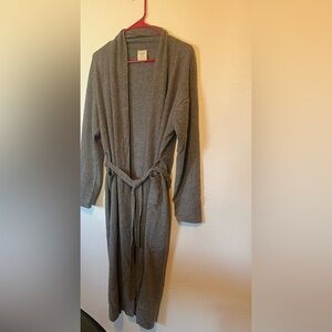 Sleepwear-robe 
100% cashmere 
Like new
Size small
Color grey